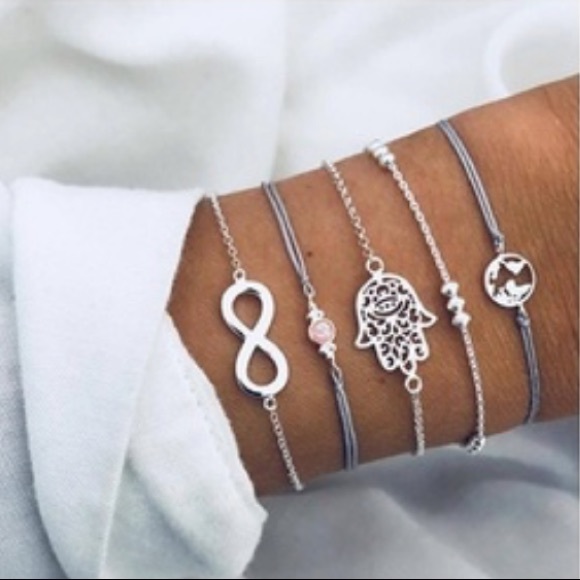 BOUTIQUE Jewelry - Women’s 5 piece bracelet Set!